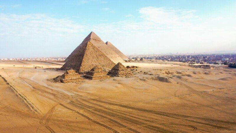 Die Pyramiden von Gizeh. – Bild: RTL /​ Shutterstock /​ Die Cheops-Pyramide