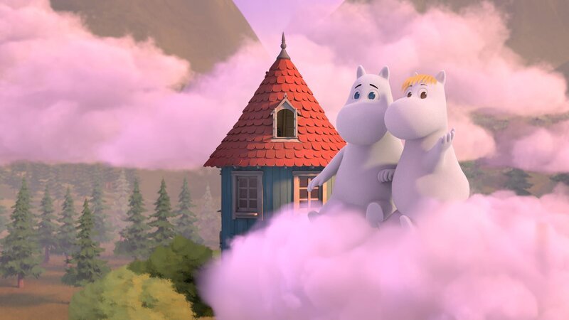 Mumintroll (li.) hat einen schönen Traum. Er schwebt mit Snorkfräulein (re.) auf einer rosa Wolke vor dem Muminhaus. – Bild: ZDF/​Moomin Characters/​Gutsy Animations 2019