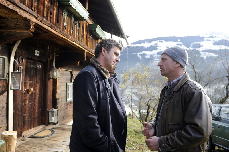 Der Bergdoktor (Hans Sigl, l.) trifft Ralf Grailing (Heio von Stetten, r.) vor seinem Haus an. – Bild: ORF/​ZDF/​Thomas R. Schumann