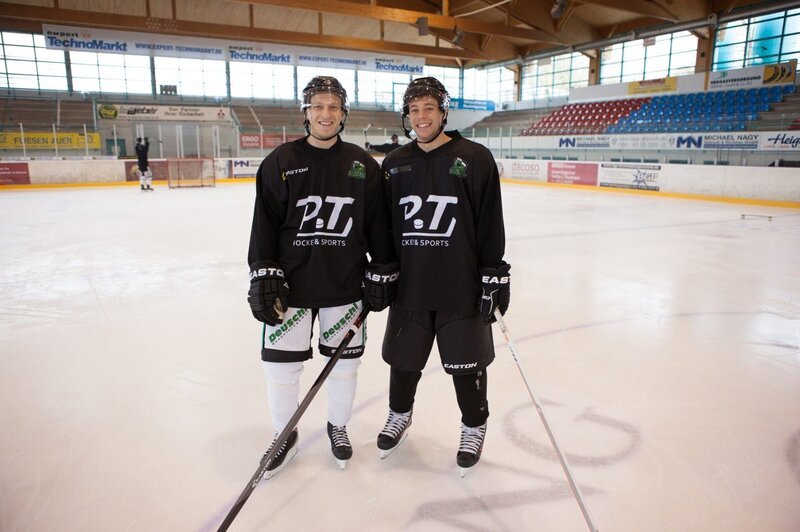 Checker Tobi (rechts) mit Eishockeyspieler Christian Trötzel. – Bild: BR/​megaherz GmbH/​Hans-Florian Hopfner