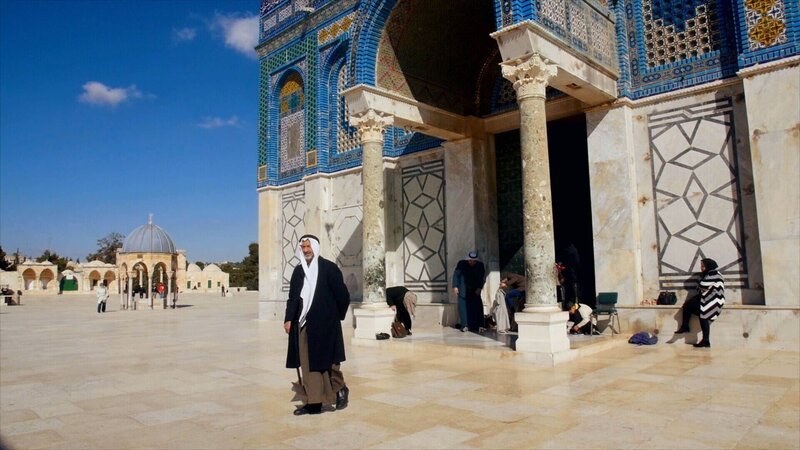 Vor einer Kirche in Jerusalem. Die Verwendung des sendungsbezogenen Materials ist nur mit dem Hinweis und Verlinkung auf RTL+ gestattet. – Bild: RTL / ©RMCPRODUCTION Vor einer Kirche in Jerusalem. Die Verwendung des sendungsbezogenen Materials ist nur mit dem Hinweis und Verlinkung auf RTL+ gestattet. – Bild: RTL / ©RMCPRODUCTION