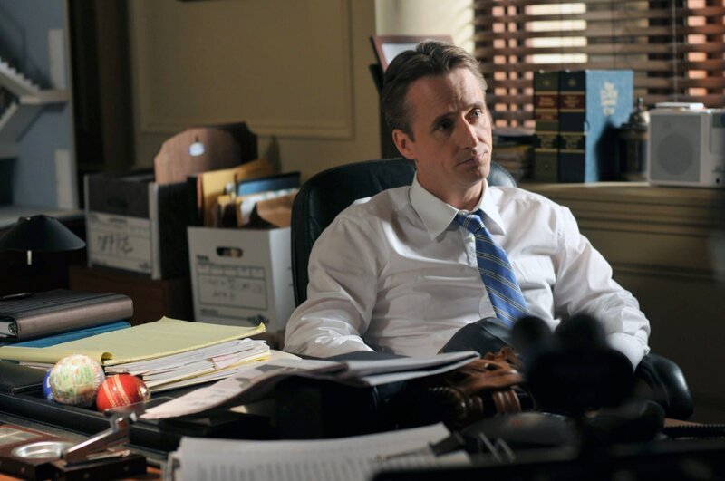 LAW & ORDER -- „Knockoff“ Episode 1906 -- Pictured: Linus Roache as Michael Cutter -- NBC Photo: Nicole Rivelli – Bild: 13th Street
