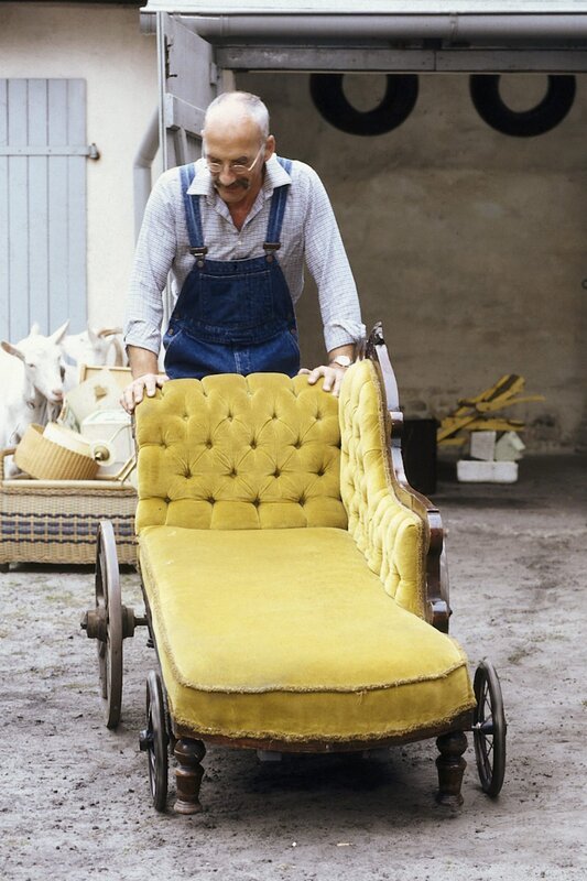 Peter (Peter Lustig) hat ein schönes, altes Sofa geschenkt bekommen. Um es besser transportieren zu können, legt er es auf zwei Achsen mit Rädern. – Bild: ZDF und Dieter Mahlow./​Dieter Mahlow