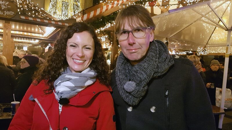 Auf dem Dortmunder Weihnachtsmarkt trifft Moderatorin Anne Willmes ARD-Morgenmagazin-Moderator Peter Großmann. – Bild: BR/​WDR/​Monika Winhuisen/​Monika Winhuisen