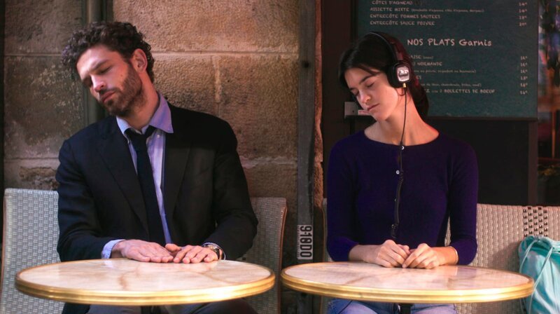 Suzanne (Suzanne Lindon, r) mit Raphaël (Arnauld Valois). – Bild: WDR/​Avenue B Production