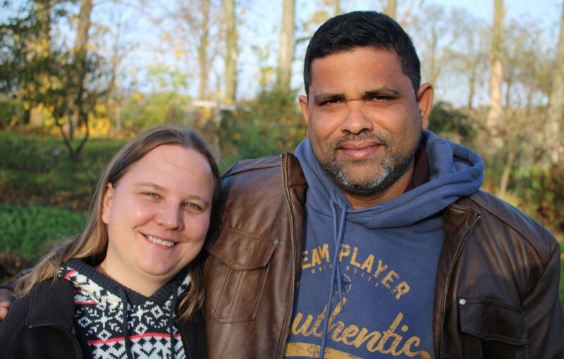 Endlich vereint: Über ein Jahr wartete Andrea Launhardt (44) darauf, dass ihr Mann Chandralal Premakumara (44) aus Sri Lanka nach Deutschland kommen kann. Jetzt wollen sie in Brandenburg ein neues Leben anfangen. – Bild: ZDF und Udo Kilimann.