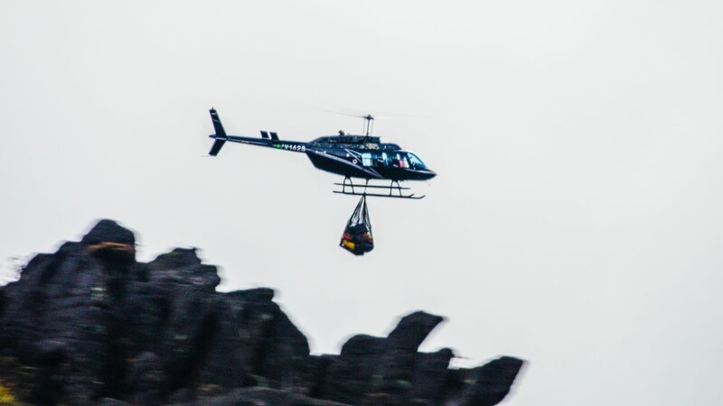 Nur per Hubschrauber ist das Gipfelplateau des Auyan-Tepuis zu erreichen: Mehr als 1500 Kilogramm Ausrüstung muss das Forschungsteam auf den Berg transportieren. – Bild: ZDF und Jochen Schmoll./​Jochen Schmoll
