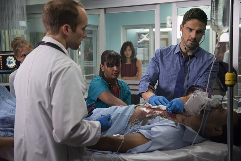 Während Vincent (Jay Ryan, r.) in der Notaufnahme eines Krankenhauses als Arzt zu arbeiten beginnt, geht Catherine (Kristin Kreuk, hinten) wieder der Polizeiarbeit nach … – Bild: 2015 The CW Network, LLC. All rights reserved. Lizenzbild frei