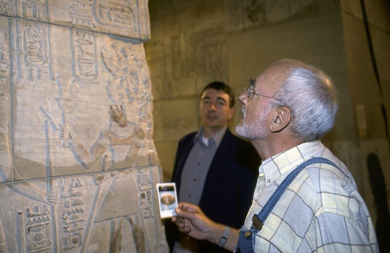 Ist Peter(Peter Lustig) einem Verbrechen auf der Spur? Ein Besuch im Ägyptologischen Museum soll ihm helfen die geheimnisvollen Schriftzeichen zu entschlüsseln. – Bild: ZDF und Christiane Pausch./​Christiane Pausch