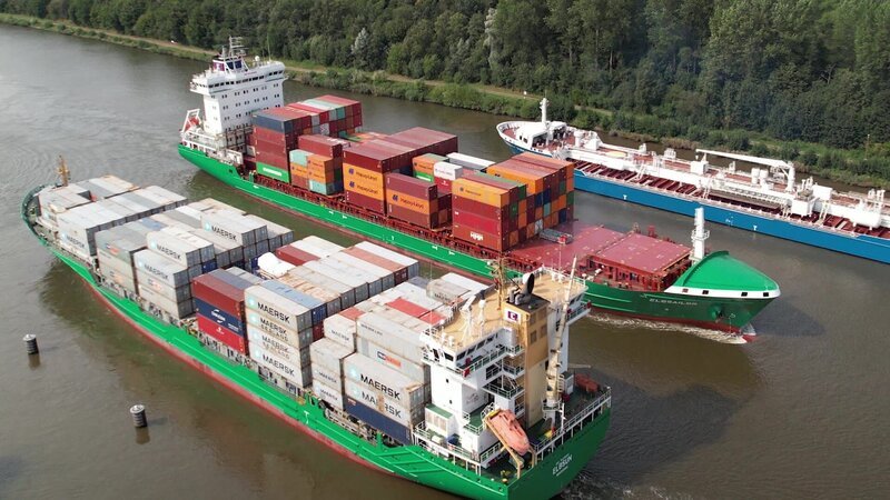 Der Nord-Ostsee-Kanal gehört zu den meistbefahrenen künstlichen Wasserstraßen der Welt, durch den insbesondere Containerschiffe verschiedene Waren befördern. – Bild: N24DOKU Der Nord-Ostsee-Kanal gehört zu den meistbefahrenen künstlichen Wasserstraßen der Welt, durch den insbesondere Containerschiffe verschiedene Waren befördern. – Bild: N24DOKU