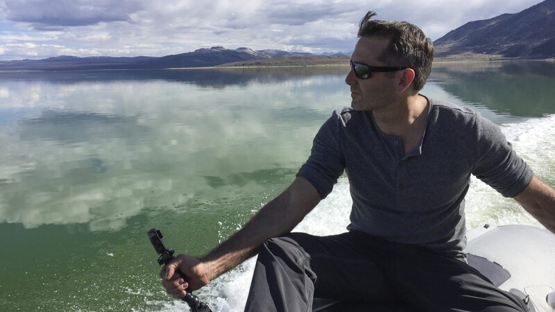 Rob cruises through the waters of California’s Mono Lake. – Bild: Discovery Communications