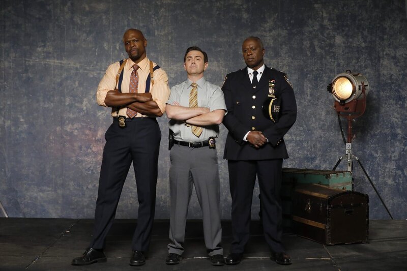 (6. Staffel) – (v.l.n.r.) Terry Jeffords (Terry Crews); Charles Boyle (Joe Lo Truglio); Captain Ray Holt (André Braugher) – Bild: 2019 UNIVERSAL TELEVISION LLC. All rights reserved. /​ Trae Patton Lizenzbild frei