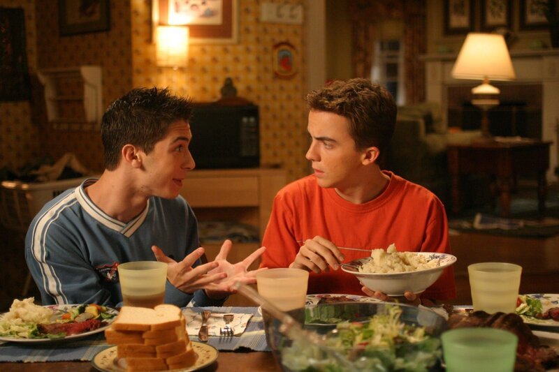 Reese (Justin Berfield, l.) vertraut seinem Bruder Malcolm (Frankie Muniz, r.) sein chaotisches Liebesleben an … – Bild: ViacomCBS