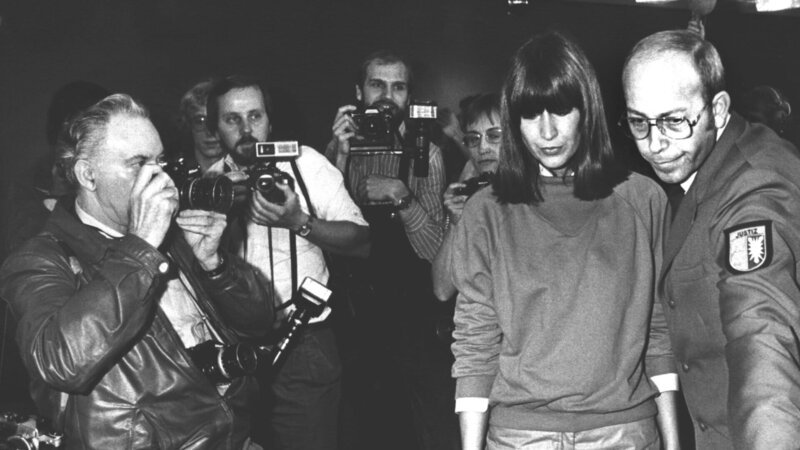 Durch einen Pulk von Fotografen geht Marianne Bachmeier am 2. November 1982 zu ihrem Platz im Gerichtssaal. – Bild: ZDF und gus