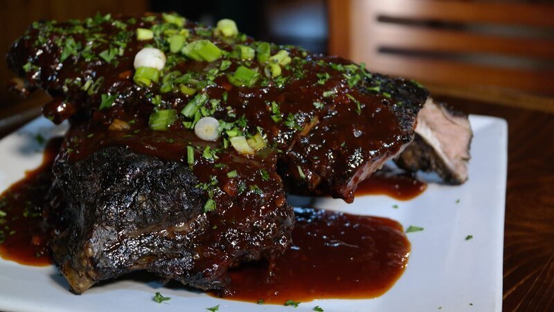 Plate of ribs from Cookin’ with Lenny Smokehouse, as seen on Food Network’s Mystery Diners, Season 8. – Bild: 2015,Television Food Network, G.P. All Rights Reserved