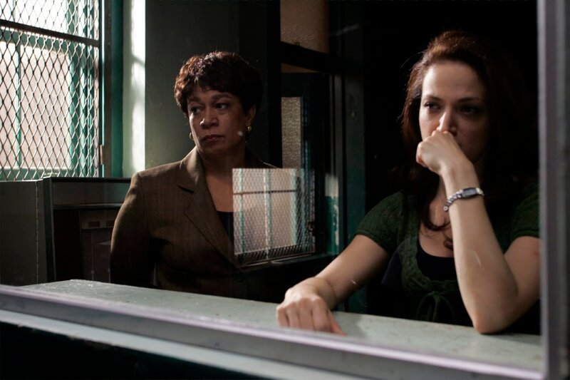 LAW & ORDER -- „Bottomless“ Episode 18004 -- Pictured: (l-r) S. Epatha Merkerson as Lt. Anita Van Buren, Guenia Lemos as Jenny Lupo -- NBC Photo: Will Hart – Bild: NBC Universal, Inc. ©13TH Street Photocredit Mandatory, Editorial Use Only, NO archive, NO Resale /​ Will Hart
