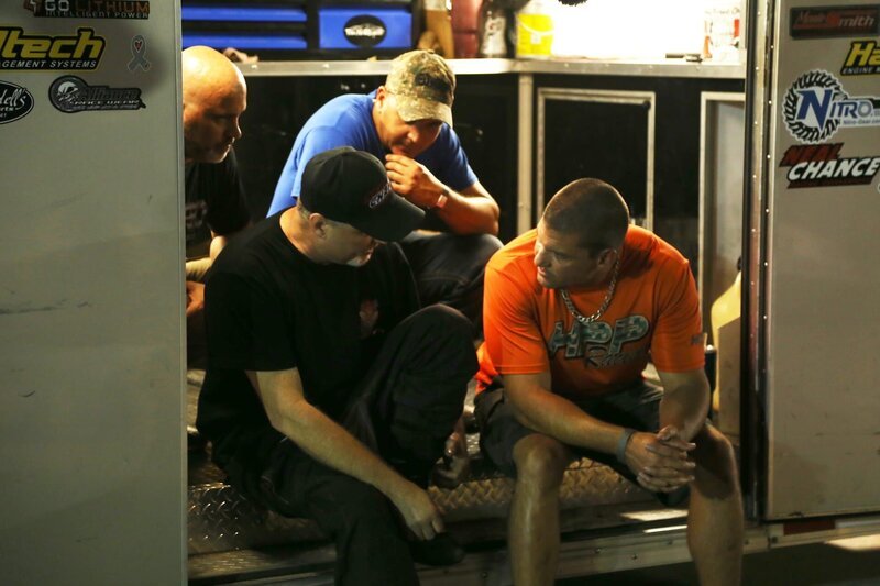 Doc huddles with the Alvarez brothers before his race against Murder Nova – Bild: Discovery Communications, LLC