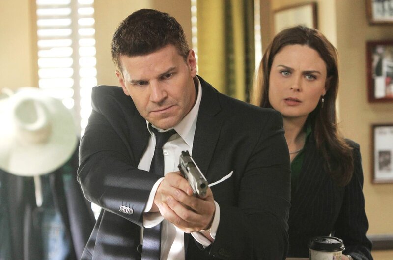 Booth (David Boreanaz) zieht seine Waffe und stellt sich schützend vor Brennan (Emily Deschanel), als im Diner plötzlich Brennans neuer Kollege auftaucht, blutend und verdreckt … – Bild: PLURIMEDIA (20th Century Fox Film Corporation)