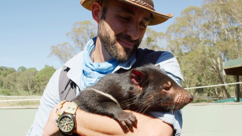 Coyote Peterson holds a tasmanian devil. – Bild: Discovery Communications, LLC