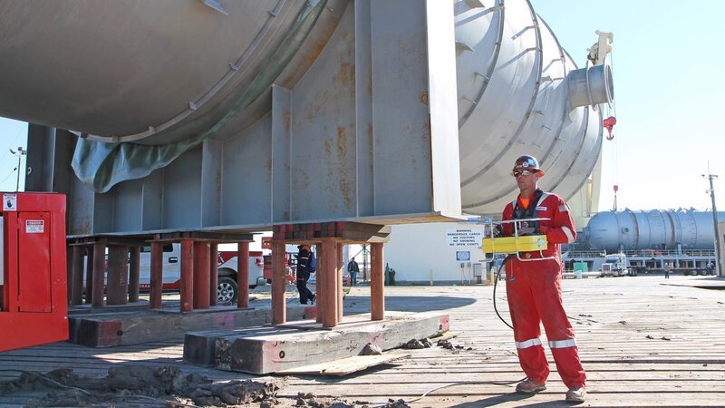 Die riesigen Rohre der Destillationskolonne sind zwar sicher im Hafen von Point Comfort angekommen, auf ihrer Reise stehen ihnen aber noch einige Kilometer bevor. – Bild: N24 Doku