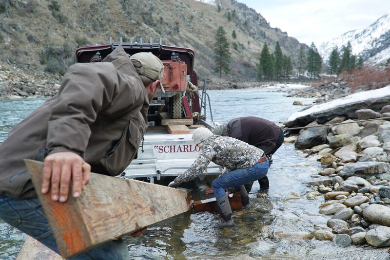 L-R: Buck Dewey, Joni Dewey, and Heinz Sippel work to remove the duck boat ramp. – Bild: Discovery Channel