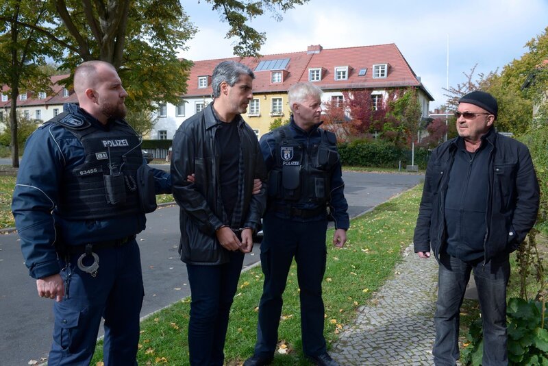 Tarek (Atheer Adel, 2. v.l.) und Otto (Florian Martens, r.) sind am Pennekamps Haus angekommen. – Bild: ZDF und Katrin Knoke.