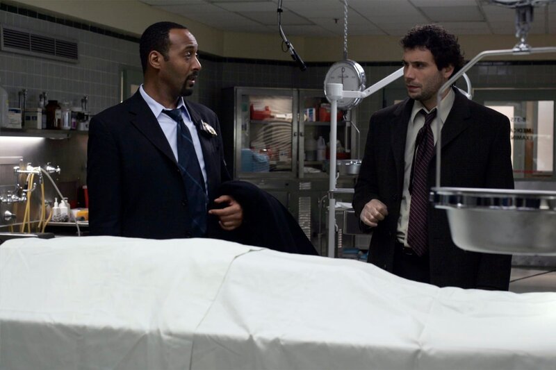 LAW & ORDER -- „Driven“ Episode 1809 -- Pictured: (l-r) Jesse L. Martin as Detective Ed Green, Jeremy Sisto as Detective Cyrus Lupo -- NBC Photo: Will Hart – Bild: NBC Universal, Inc. ©13TH Street Photocredit Mandatory, Editorial Use Only, NO archive, NO Resale /​ Will Hart