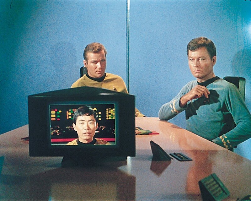 Die Enterprise reagiert auf einen Notruf und stößt auf ein beschädigtes Klingonenschiff. Die Klingonen beschuldigen Kirk (William Shatner, sitzen, links), für den Schaden verantwortlich zu sein. Bald stellt sich heraus, dass beide Schiffe einen gefälschten Notruf empfangen haben. Ein bösartiges Wesen, das sich von Hass ernährt, steckt dahinter. Es lässt die Enterprise-Crew und die Klingonen immer aggressiver werden. Schließlich kommt es zum Kampf. – Bild: SYFY