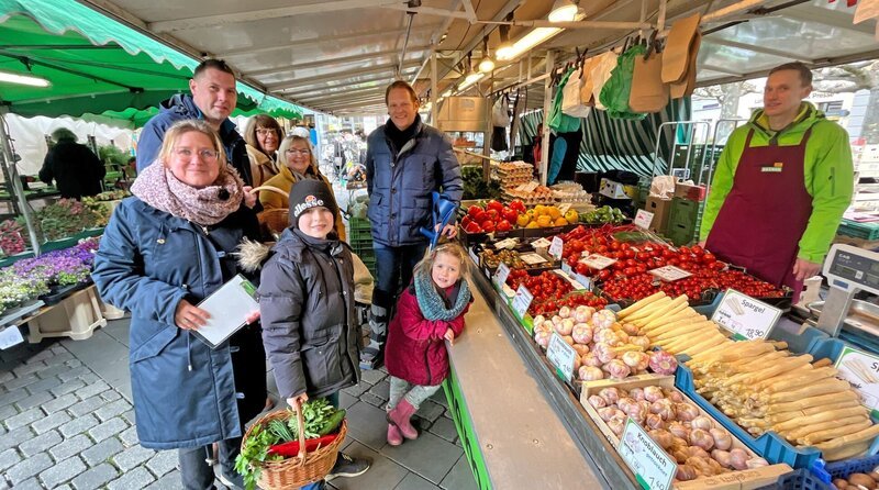 Auf Wochenmärkten sparen: Björn Freitag (hinten) gibt Familie Becker-Löbbert wertvolle Tipps. – Bild: WDR/​solis TV