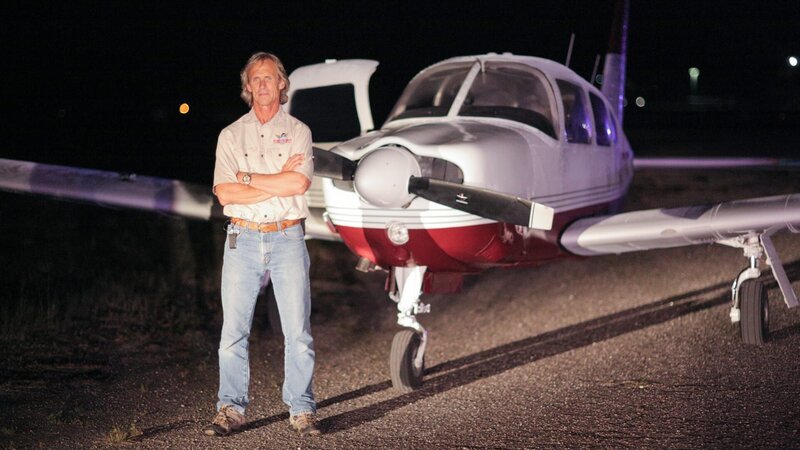 Mike standing in front of a plane at night. – Bild: Discovery Channel /​ Photobank 33296_Ep207_010.jpg /​ Discovery Communications