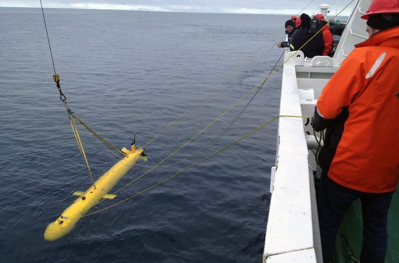 Mit hoch entwickelten Sonargeräten tasten Wissenschaftler zentimeterweise den Meeresboden ab. Wochenlang waren sie im Polarmeer unterwegs, um nach den verschollenen Wracks der Franklin-Expedition zu fahnden. – Bild: Phoenix/​ZDF und Lion TV & All3Media Int.