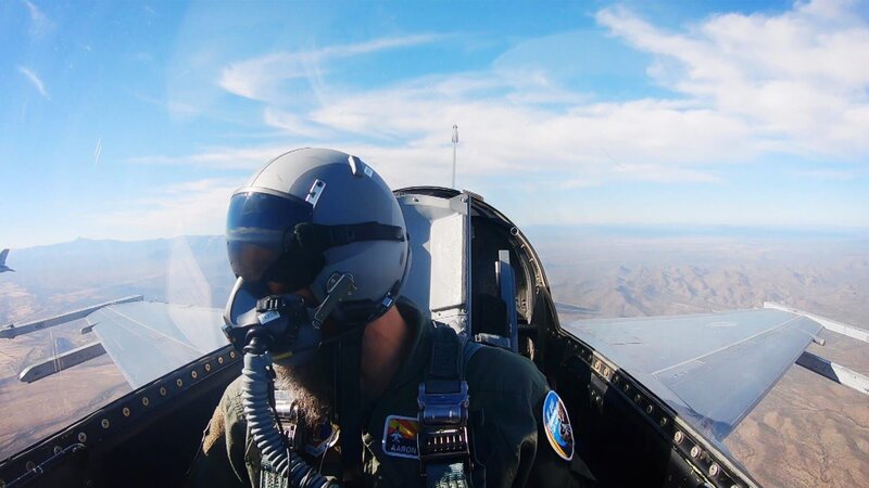 Aaron bei einem Trainingsflug mit dem Kampfflugzeug. – Bild: Discovery Channel