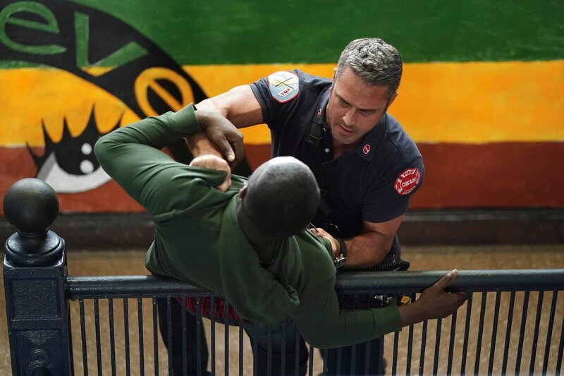 CHICAGO FIRE -- „Ignite on Contact“ -- Episode 602 -- Pictured: (l-r) Taylor Kinney as Kelly Severide, Stefan Holdbrook as Mateo -- (Photo by: Elizabeth Morris/​NBC) – Bild: 2017 NBCUniversal Media, LLC (C)UNIVERSAL CHANNEL Photocredit Mandatory, Editorial Use Only, NO archive, NO Resale