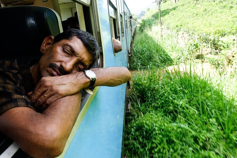 Die stundenlange Fahrt aus dem Hochland in die Hauptstadt Colombo nutzen viele Reisende für ein Schläfchen. – Bild: RTL /​ MedienKontor/​ Vivien Vogel /​ Sri Lanka – Eine legendäre Eisenbahnstrecke