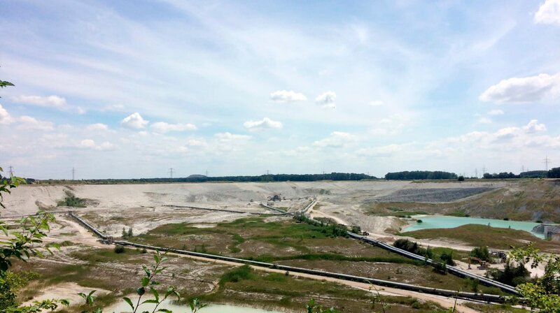 Über kilometerlange Förderbänder wird der abgebaute Kalkmergel aus der Grube von Höver in das nahegelegene Zementwerk transportiert. – Bild: NDR/​FILMBLICK Hannover