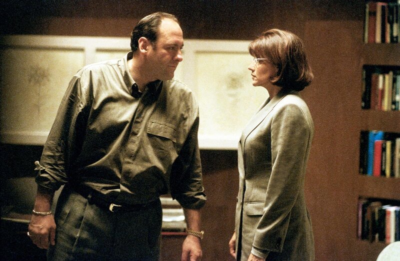 L-R: Tony Soprano (James Gandolfini) and Dr. Jennifer Melfi (Lorraine Bracco) – Bild: 2012 Home Box Office, Inc.