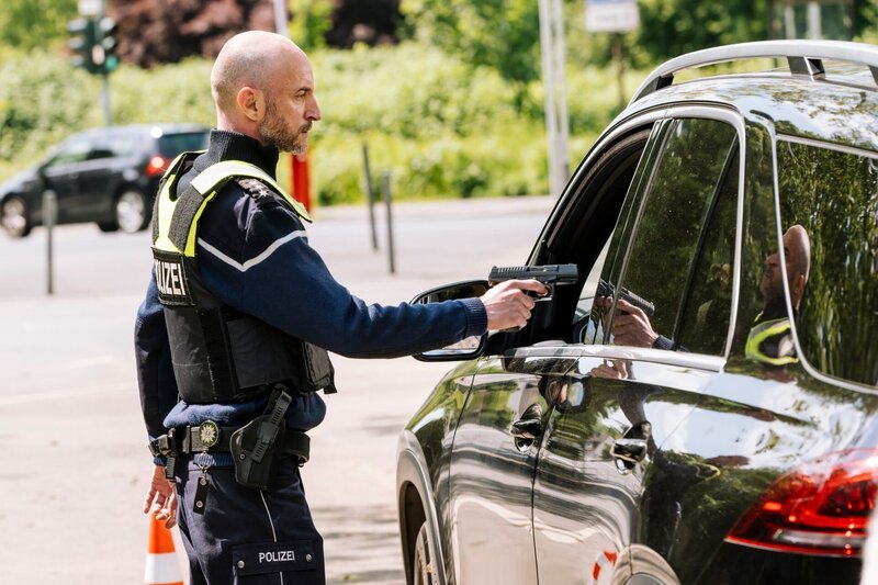 Bei einer Routinekontrolle erschießt Streifenpolizist Timo Karbe (Jonas Liljeström) einen Mann und begeht anschließend Suizid. – Bild: ZDF und Martin Rottenkolber.