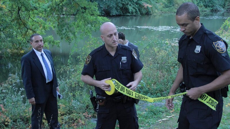 Police set up a crime scene after finding a dead body in a river. – Bild: John /​ Investigation Discovery /​ PHOTO BANK. 34796_ep301_009.JPG. /​ Discovery Communications