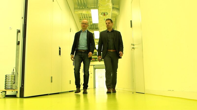 Karsten Schwanke (rechts) und Dr. Edwin Mulder in den hochmodernen Räumen des DLR-Schlaflabors. – Bild: BR/​Maximilian Schecker /​ Maximilian Schecker