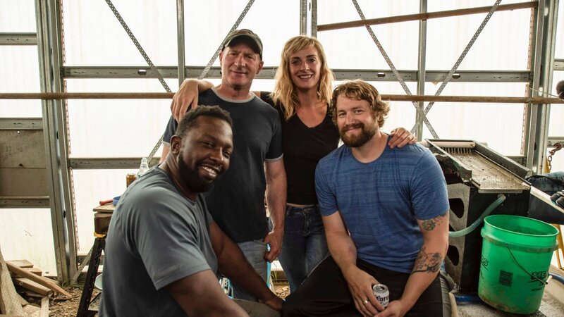 Emily Riedel, Chase Taylor, Rick Smith, Bob Hafner team shot in clean out shack. – Bild: Discovery Channel /​ Discovery, Inc.