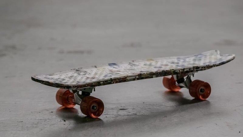 Bildunterschrift: Eingeschmolzen, in Form gebracht und mit Rollen ausgestattet, eignen sich Plastikdeckel ideal als Skateboard. – Bild: N24 Doku