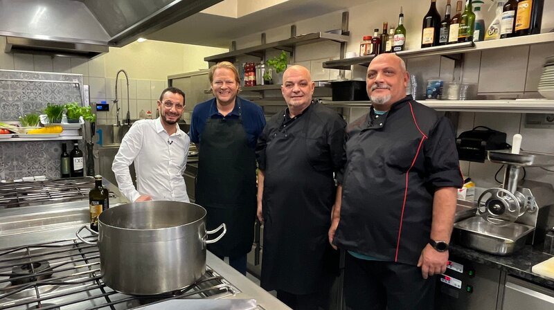 Gemeinsam mit den Büdern di Dino kocht Björn Freitag (2.v.l.) sizilianische Lasagne. – Bild: WDR/​solis TV
