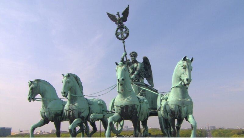 „Herrschaftssymbol“: Die Quadriga über dem Brandenburger Tor wird zu einem Wahrzeichen der preußischen Könige und deutschen Kaiser. – Bild: ZDF und Privataufnahme.