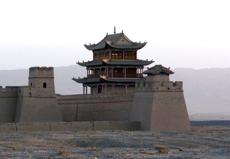 Wer aus den Westen Zentralasiens kam, passierte die Festung Jiayuguan. – Bild: SWR/​SWR/​Bernd Girrbach