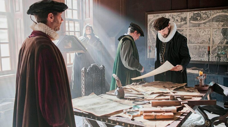 Ferdinand Magellan (Markus Klauk) studiert die Karten und Globen mit denen er den spanischen König überzeugen will. Es gibt eine Route durch spanische Hoheitsgewässer zu den lukrativen Gewürzinseln und er wird sie finden. – Bild: phoenix/​ZDF