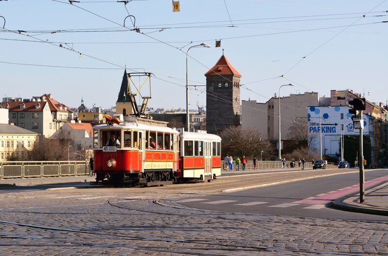 Vom Nahverkehrsmuseum Střešovice starten regelmäßig am Wochenende in der Sommersaison historische Straßenbahnen. Das nostalgische Fahrzeug-Ambiente und der Blick auf das historische Prag mit seiner wunderschönen Architektur sollte sich niemand entgehen lassen. – Bild: SWR
