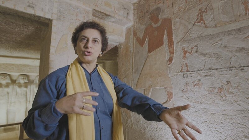 Die Ägyptologin Prof. Salima Ikram in einem königlichen Grab in der Nekropole von Gizeh. – Bild: ZDF und Pernel Media./​Pernel Media
