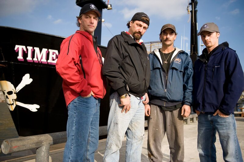 The Hillstrand family in front of the Time Bandit in Dutch Harbor, Alaska. Left to right: Andy, Johnathan, Neal, and Scotty.Copyright Blair Bunting – Bild: Discovery Communications