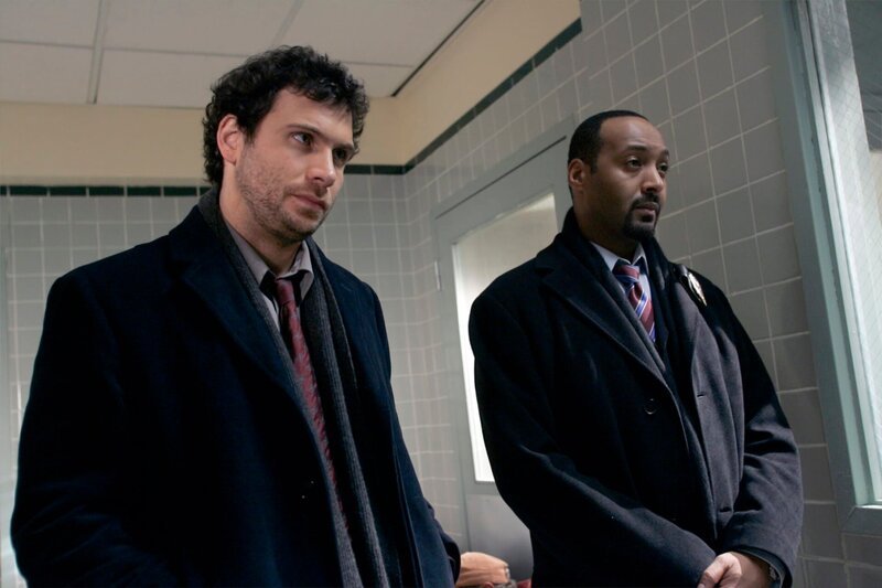 LAW & ORDER -- „Executioner“ Episode 1812 -- Pictured: (l-r) Jeremy Sisto as Cyrus Lupo, Jesse L. Martin as Detective Ed Green -- NBC Photo: Will Hart – Bild: NBC Universal, Inc. ©13TH Street Photocredit Mandatory, Editorial Use Only, NO archive, NO Resale /​ Will Hart