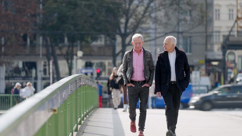 Michael und Daniel Landau im Gespräch beim spazieren. – Bild: ORF/​Metafilm